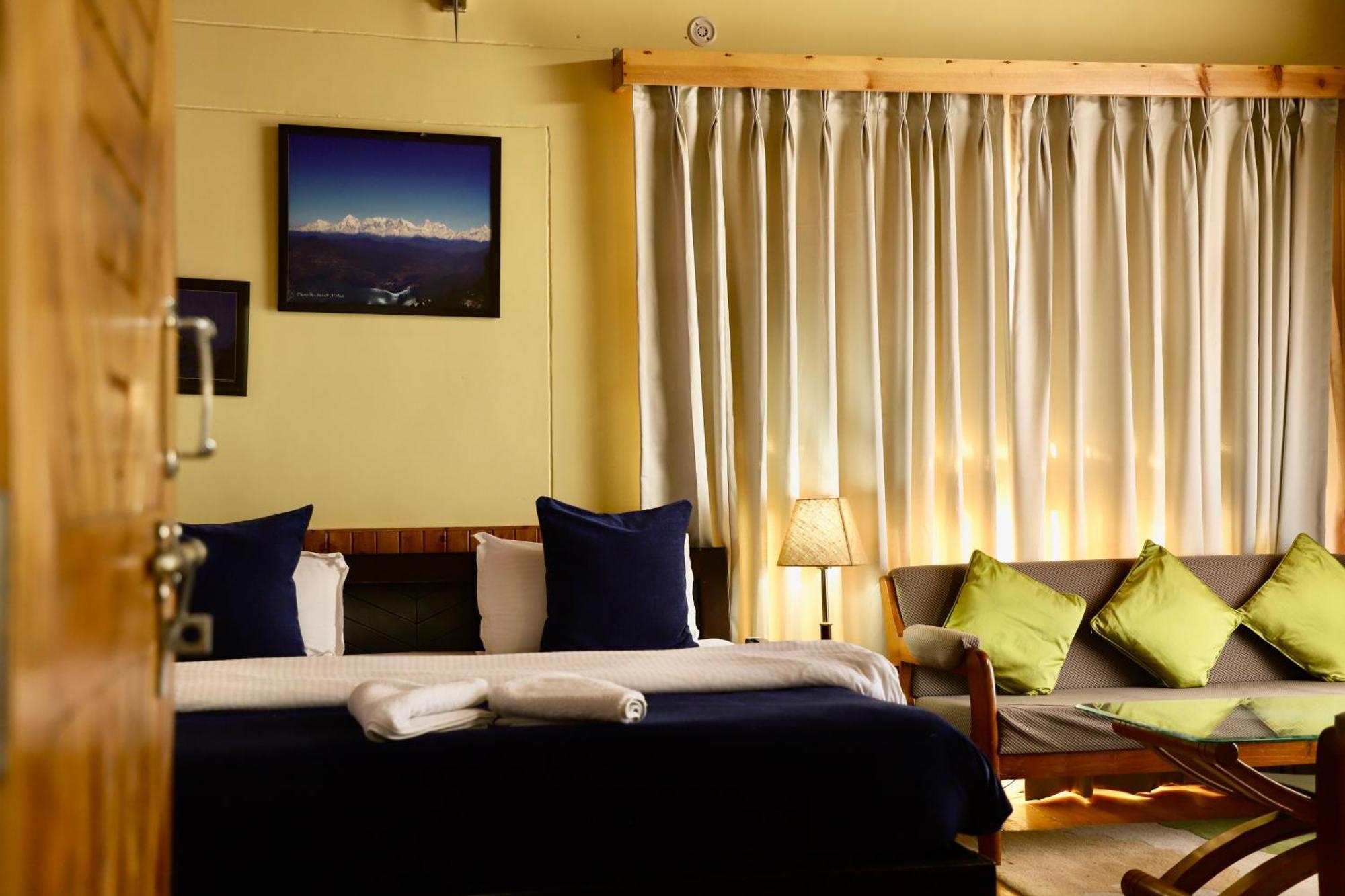 Kasar Himalaya Holiday Resort, Binsar Rd Алмора Екстериор снимка